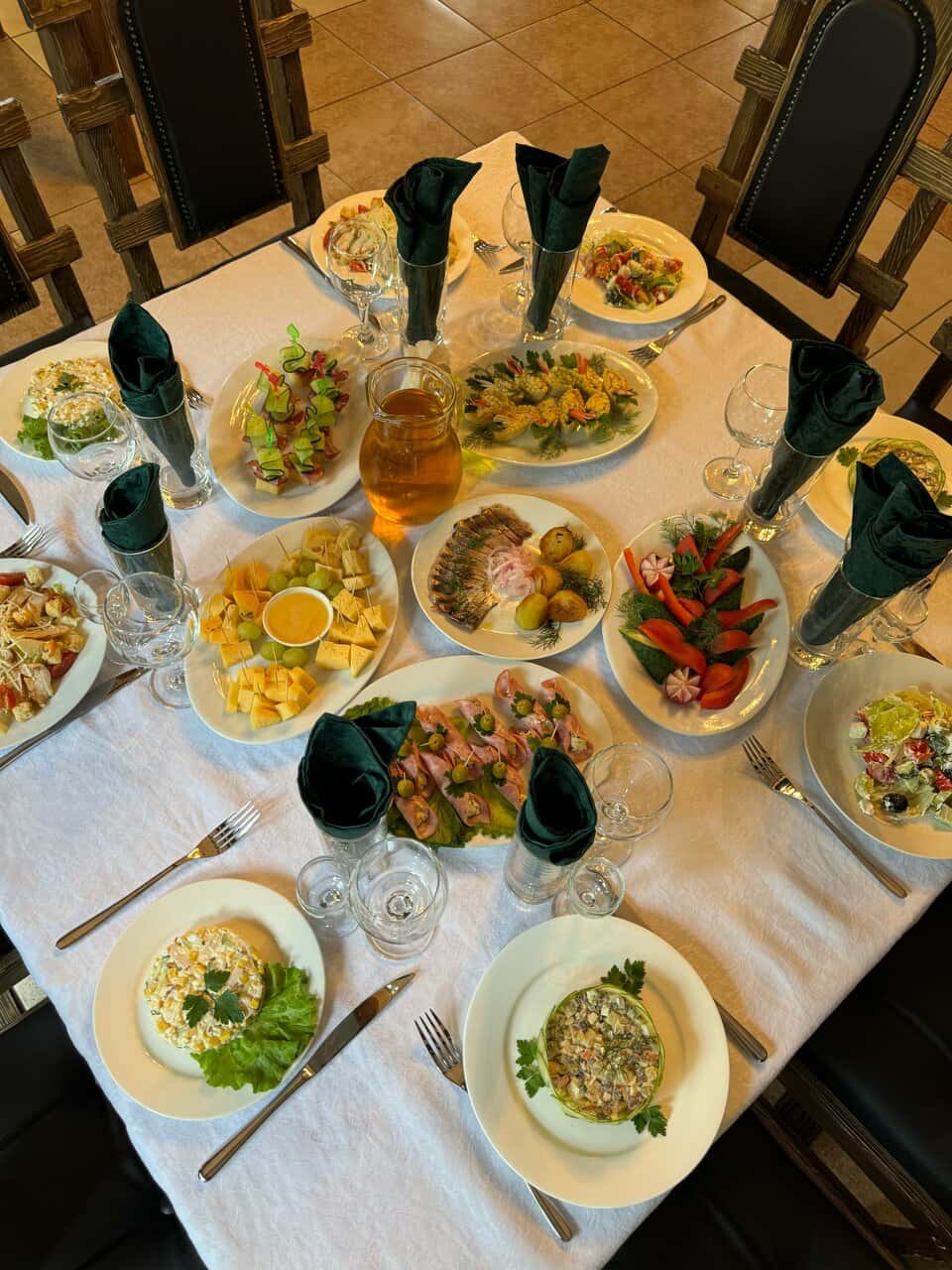 Банкетный стол с холодными закусками